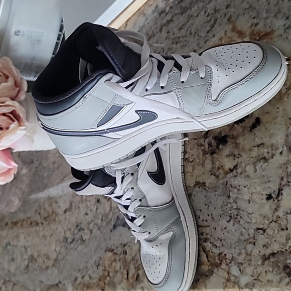 Air Jordan - Picture 3 of 4